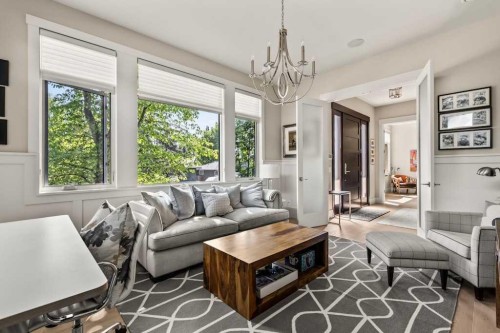 4115 15 Street Sw, Calgary, AB - Indoor Photo Showing Living Room