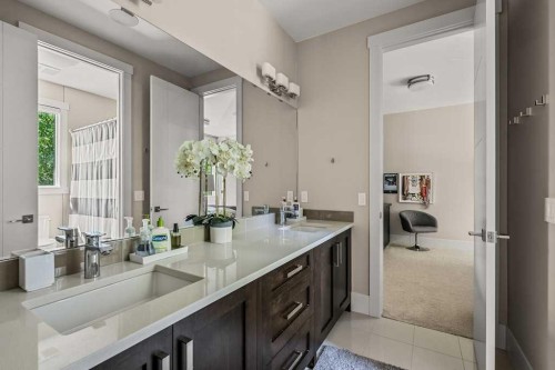 4115 15 Street Sw, Calgary, AB - Indoor Photo Showing Bathroom