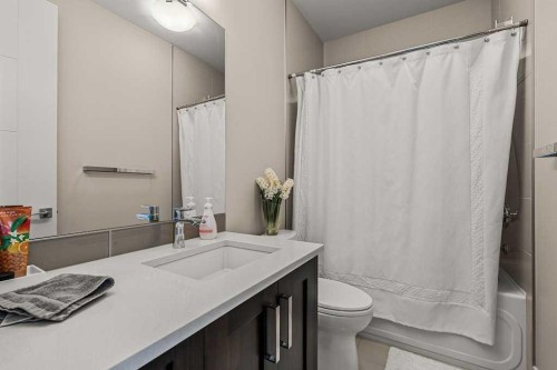 4115 15 Street Sw, Calgary, AB - Indoor Photo Showing Bathroom