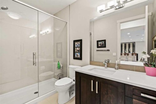 4115 15 Street Sw, Calgary, AB - Indoor Photo Showing Bathroom