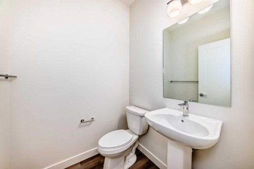 109 Heritage Park, Cochrane, AB - Indoor Photo Showing Bathroom