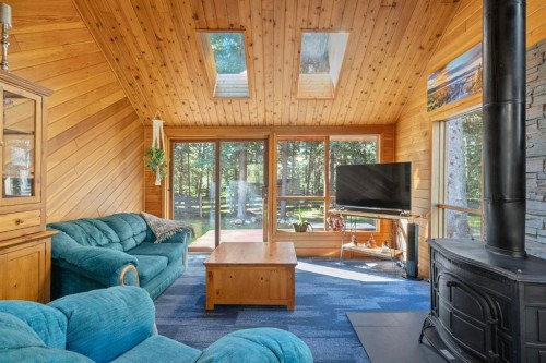 9 Ghost Road, Benchlands, AB - Indoor Photo Showing Living Room