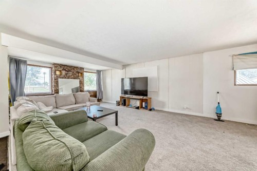 1502 49 Street Se, Calgary, AB - Indoor Photo Showing Living Room
