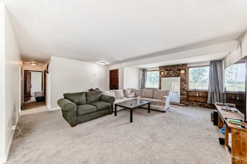 1502 49 Street Se, Calgary, AB - Indoor Photo Showing Living Room
