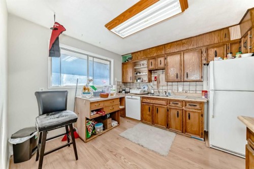 1502 49 Street Se, Calgary, AB - Indoor Photo Showing Kitchen
