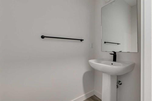 46 Belvedere Terrace Se, Calgary, AB - Indoor Photo Showing Bathroom