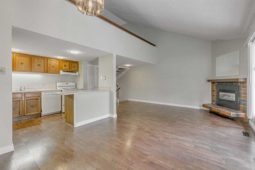 9-2225 Oakmoor Drive Sw, Calgary, AB - Indoor Photo Showing Kitchen