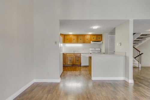 9-2225 Oakmoor Drive Sw, Calgary, AB - Indoor Photo Showing Kitchen