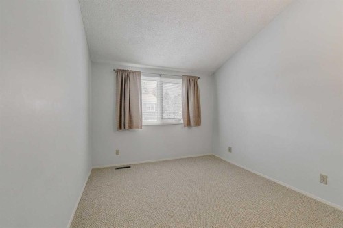 9-2225 Oakmoor Drive Sw, Calgary, AB - Indoor Photo Showing Other Room