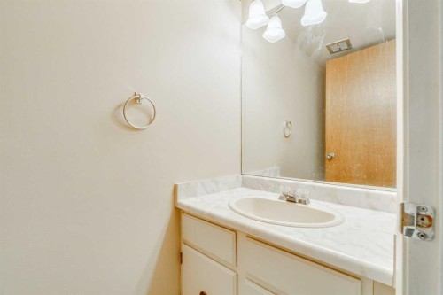 9-2225 Oakmoor Drive Sw, Calgary, AB - Indoor Photo Showing Bathroom