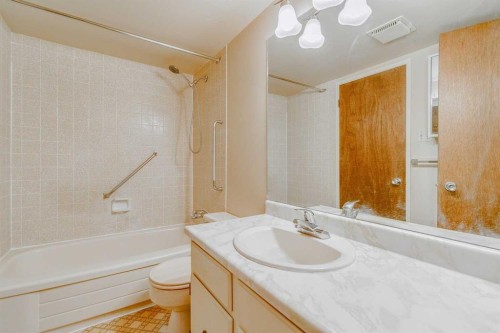 9-2225 Oakmoor Drive Sw, Calgary, AB - Indoor Photo Showing Bathroom