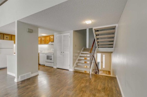 9-2225 Oakmoor Drive Sw, Calgary, AB - Indoor Photo Showing Kitchen