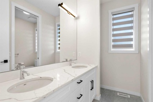 1104 Cranbrook Gardens Se, Calgary, AB - Indoor Photo Showing Bathroom