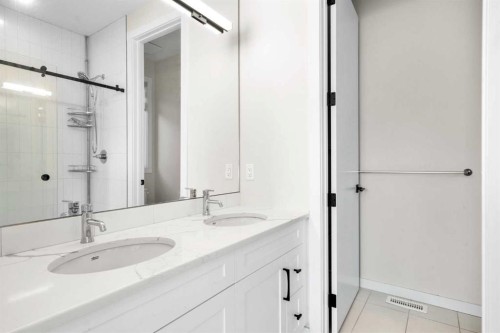 1104 Cranbrook Gardens Se, Calgary, AB - Indoor Photo Showing Bathroom