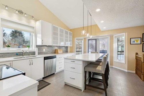 181 Woodford Drive Sw, Calgary, AB - Indoor Photo Showing Kitchen With Upgraded Kitchen
