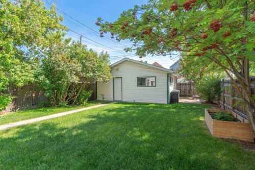 739 19 Avenue Nw, Calgary, AB - Indoor Photo Showing Other Room