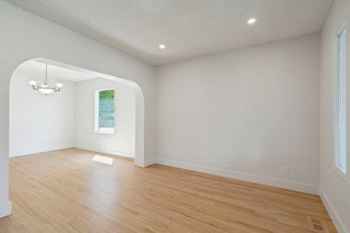 739 19 Avenue Nw, Calgary, AB - Indoor Photo Showing Other Room