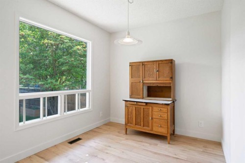 739 19 Avenue Nw, Calgary, AB - Indoor Photo Showing Kitchen