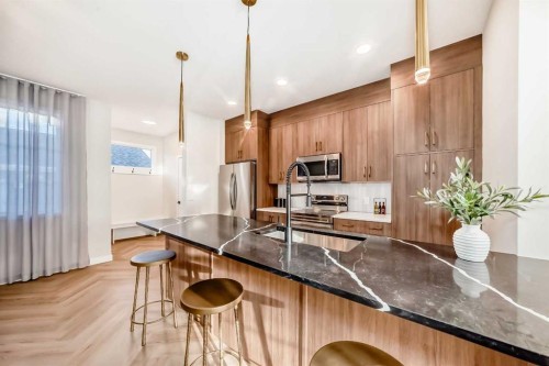 285 Cobblestone Gate, Airdrie, AB - Indoor Photo Showing Kitchen With Upgraded Kitchen