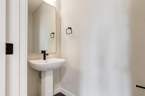 86 Agate Road, Cochrane, AB - Indoor Photo Showing Bathroom