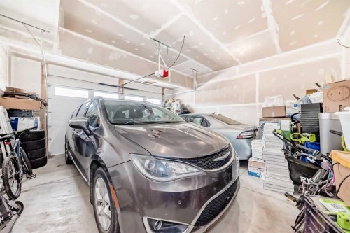 772 Edgefield Crescent, Strathmore, AB - Indoor Photo Showing Garage