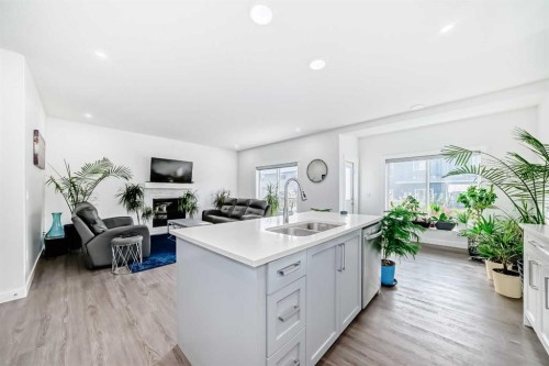772 Edgefield Crescent, Strathmore, AB - Indoor Photo Showing Kitchen With Double Sink