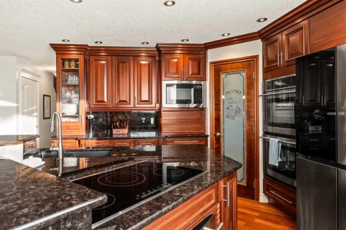 25 Mckinley Bay Se, Calgary, AB - Indoor Photo Showing Kitchen