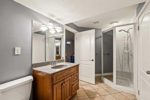 25 Mckinley Bay Se, Calgary, AB - Indoor Photo Showing Bathroom