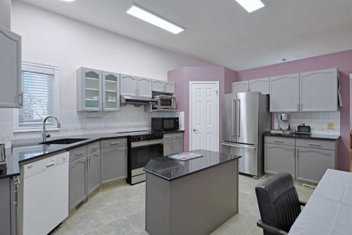 252 Citadel Park Nw, Calgary, AB - Indoor Photo Showing Kitchen