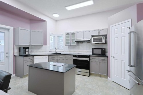252 Citadel Park Nw, Calgary, AB - Indoor Photo Showing Kitchen