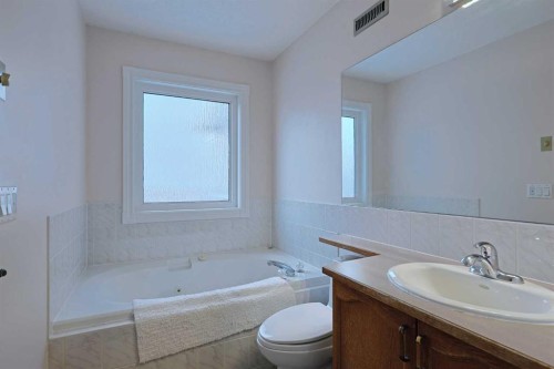 252 Citadel Park Nw, Calgary, AB - Indoor Photo Showing Bathroom