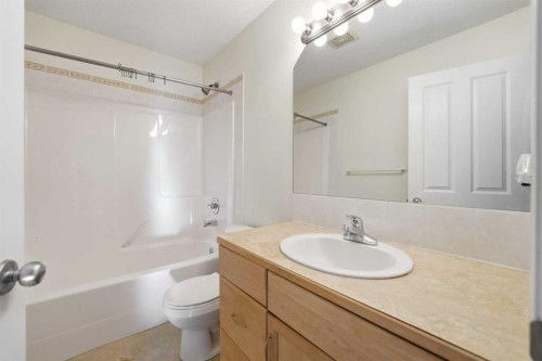 21-33 Stonegate Drive Nw, Airdrie, AB - Indoor Photo Showing Bathroom
