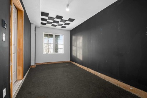 111 Ascot Point Sw, Calgary, AB - Indoor Photo Showing Garage