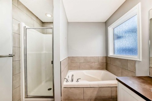 340 Morningside Crescent Sw, Airdrie, AB - Indoor Photo Showing Bathroom