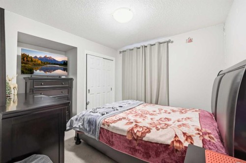 9 Osborne Link, Airdrie, AB - Indoor Photo Showing Bedroom