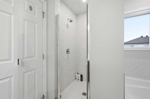 9 Osborne Link, Airdrie, AB - Indoor Photo Showing Bathroom