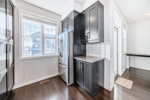 35 Nolan Hill Boulevard, Calgary, AB - Indoor Photo Showing Kitchen