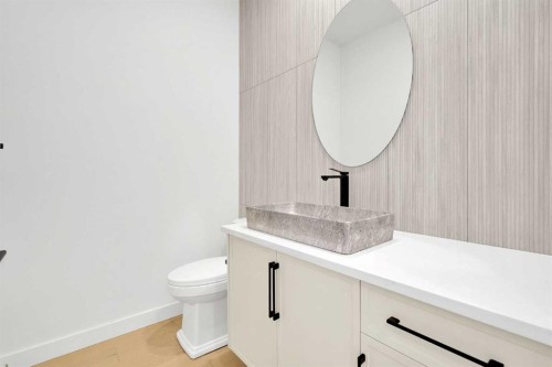 566 Rivercrest View, Cochrane, AB - Indoor Photo Showing Bathroom