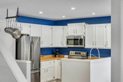 103 Bermuda Way Nw, Calgary, AB - Indoor Photo Showing Kitchen