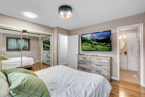 103 Bermuda Way Nw, Calgary, AB - Indoor Photo Showing Bedroom