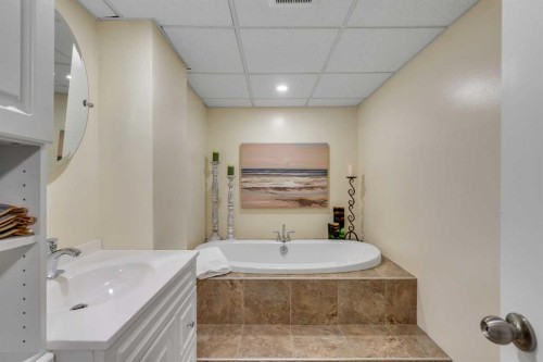 103 Bermuda Way Nw, Calgary, AB - Indoor Photo Showing Bathroom
