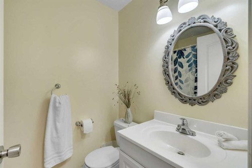 103 Bermuda Way Nw, Calgary, AB - Indoor Photo Showing Bathroom