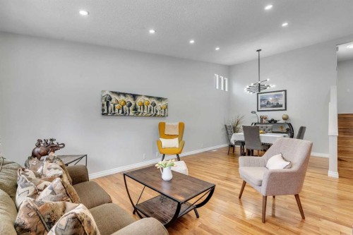 103 Bermuda Way Nw, Calgary, AB - Indoor Photo Showing Living Room