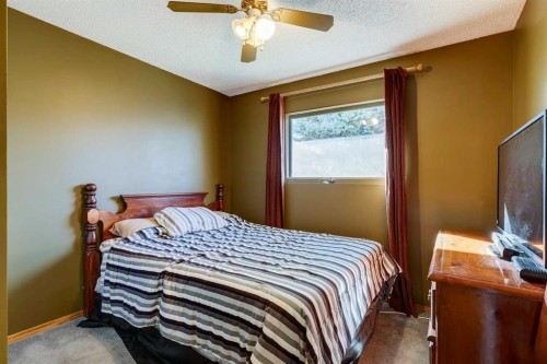 150 Midcrest Crescent Se, Calgary, AB - Indoor Photo Showing Bedroom
