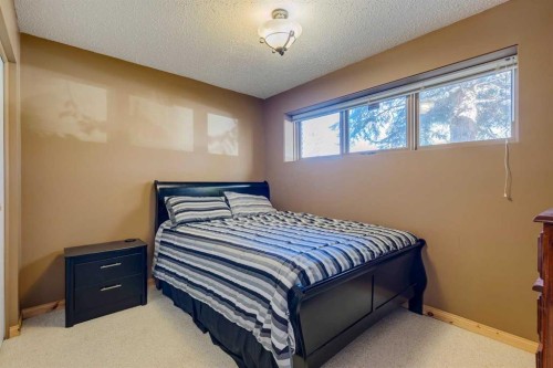 150 Midcrest Crescent Se, Calgary, AB - Indoor Photo Showing Bedroom