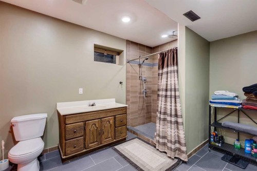 150 Midcrest Crescent Se, Calgary, AB - Indoor Photo Showing Bathroom