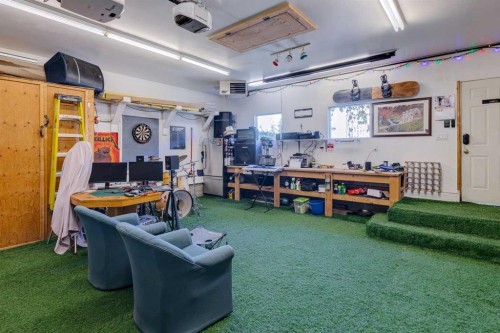 150 Midcrest Crescent Se, Calgary, AB - Indoor Photo Showing Garage