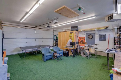 150 Midcrest Crescent Se, Calgary, AB - Indoor Photo Showing Garage