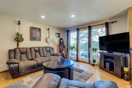 150 Midcrest Crescent Se, Calgary, AB - Indoor Photo Showing Living Room