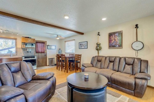 150 Midcrest Crescent Se, Calgary, AB - Indoor Photo Showing Living Room